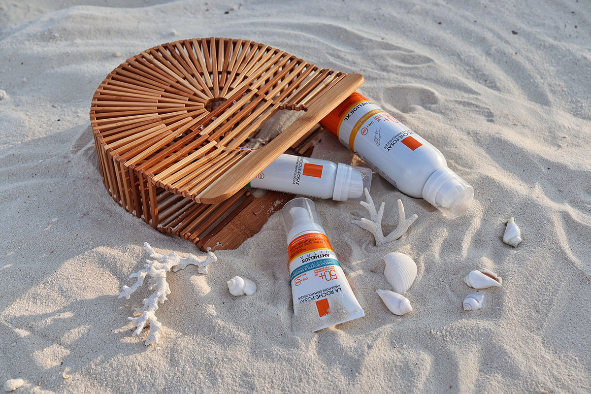 La Roche-Posay Anthelios Sunscreen, Sprays, beach bag, sand, shells, corals, blog post about Maldives on lifetime-pieces.com