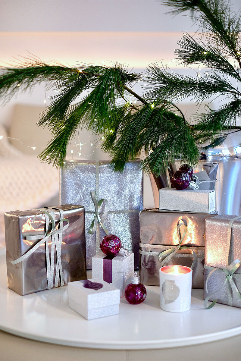 Molton Brown, Muddled Plum, Festive Bauble, wrapped gifts, Kieferzweige