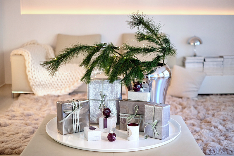 Molton Brown, Muddled Plum, Festive Bauble, wrapped gifts, Kieferzweige, living room, Christmas