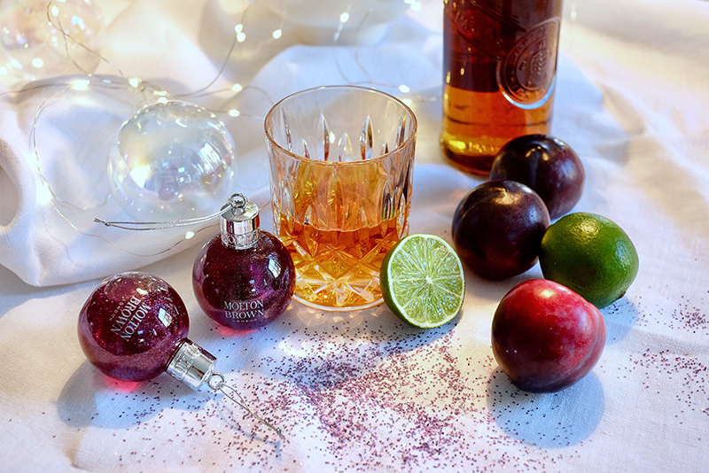 Molton Brown, Muddled Plum, Festive Bauble, Scented Glitter, Rum, Cocktail, Plums, Lime, Limette, Pflaume