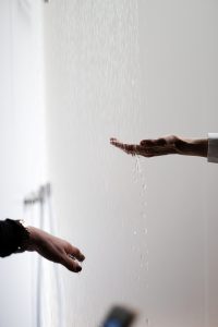 hands under a shower, exhibitor Vola, imm cologne trade fair 2018, blog post lifetime-pieces.com