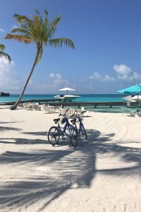 Kandima, palms, sand, bicycles, seats, blue sky, Indian ocean, sea, palms, blog post about Maldives on lifetime-pieces.com