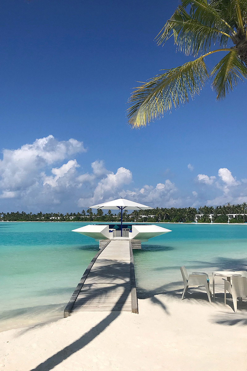 Kandima, palms, sand, seats, blue sky, Indian ocean, sea, palms, blog post about Maldives on lifetime-pieces.com