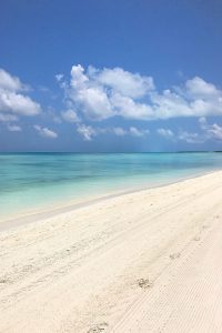 Beach, white sand, sea, Indian ocean, blue sky, blog post about Maldives on lifetime-pieces.com