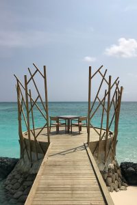Fushifaru, beach, plank, table, chairs Indian ocean, sea, sky, blog post about Maldives on lifetime-pieces.com