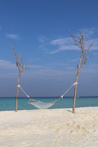 Fushifaru, sandbank, sand, hammock, hanging between two trees, Indian Ocean, sea, sky, blog post about Maldives on lifetime-pieces.com