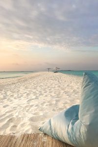 Fushifaru, sandbaFushifaru, sandbank, sand, hanging beanbag, Sunset, Indian Ocean, sea, sky, blog post about Maldives on lifetime-pieces.comnk, sand, hammock, hanging between two trees, Indian Ocean, sea, sky, blog post about Maldives on lifetime-pieces.com