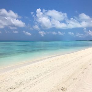Beach, white sand, sea, Indian ocean, blue sky, blog post about Maldives on lifetime-pieces.com