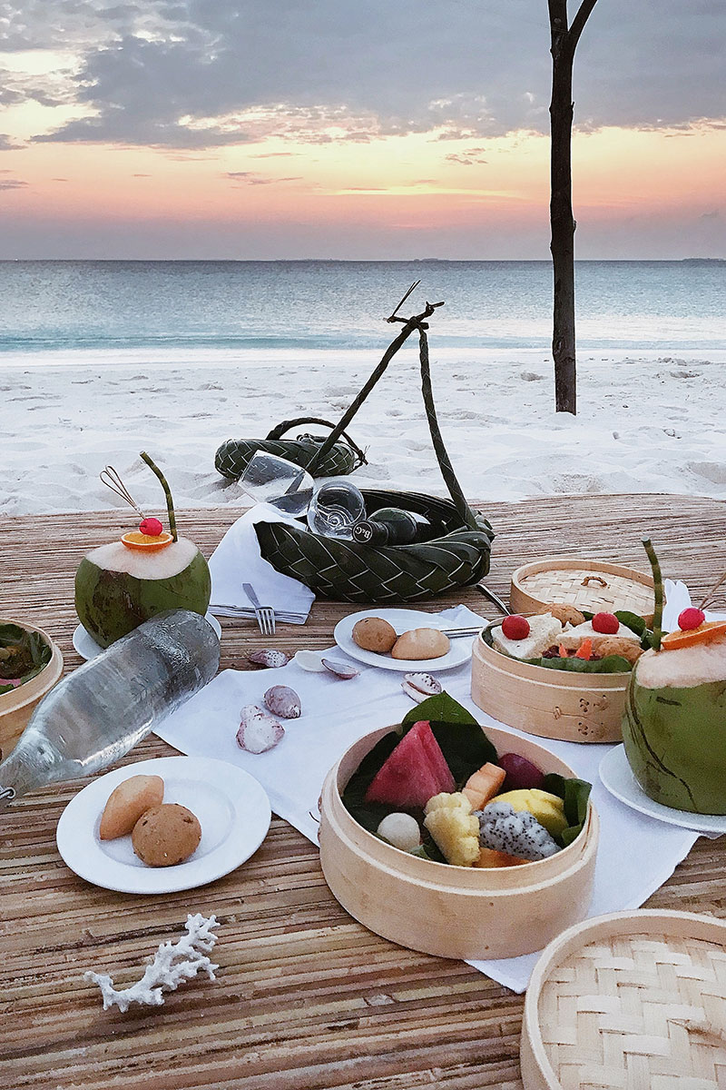 Fushifaru, sandbank, picnic, food, coconuts, fruits, beach, sand, water, Indian Ocean, sea, sky, blog post about Maldives on lifetime-pieces.com