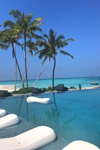 Fushifaru, infinity pool, sun beds, blue sky, Indian Ocean, sea, pool water, blog post about Maldives on lifetime-pieces.com