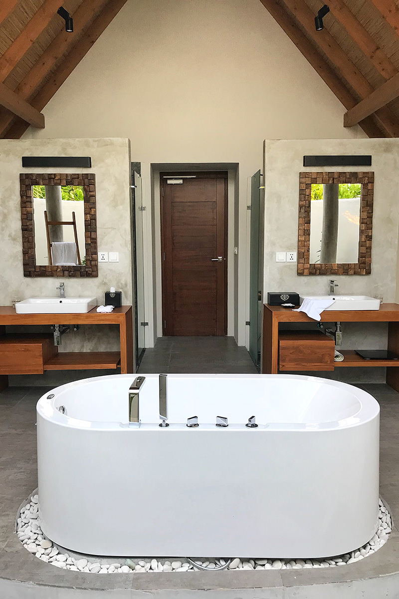 Fushifaru, open-air bathroom, white bathtub, sinks, mirrors, door, blog post about Maldives on lifetime-pieces.com