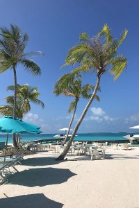 Kandima, palms, blue sky, beach, white sand, chairs, blog post about Maldives on lifetime-pieces.com