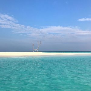 Fushifaru, sandbank, sand, hammock hanging between two trees, Indian Ocean, sea, blue sky, white clouds, blog post about Maldives on lifetime-pieces.com
