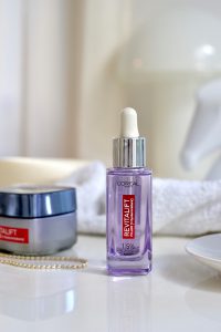 L'Oréal Revitalift Filler Anti-Falten Serum mit Hyaluronsäure steht neben eine Hautcreme auf dem Tisch. Interview über die top zehn Tipps für schöne Haut auf dem Blog lifetime-pieces.com